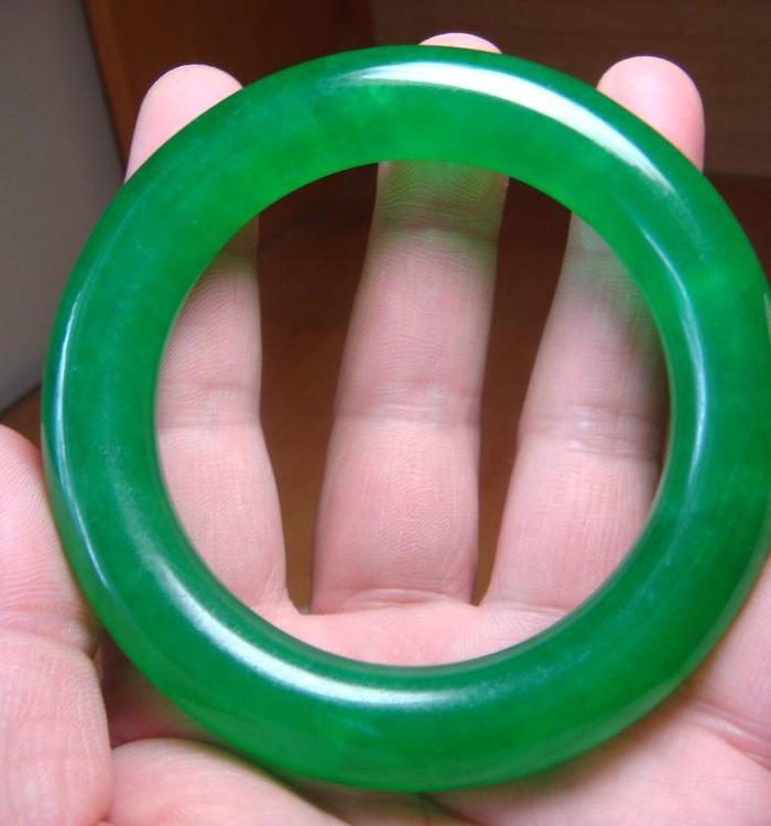 清代,老坑玻璃种帝王绿翡翠圆条镯子