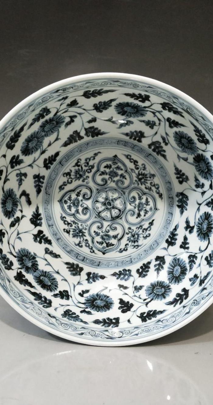 明洪武青花缠枝莲大碗