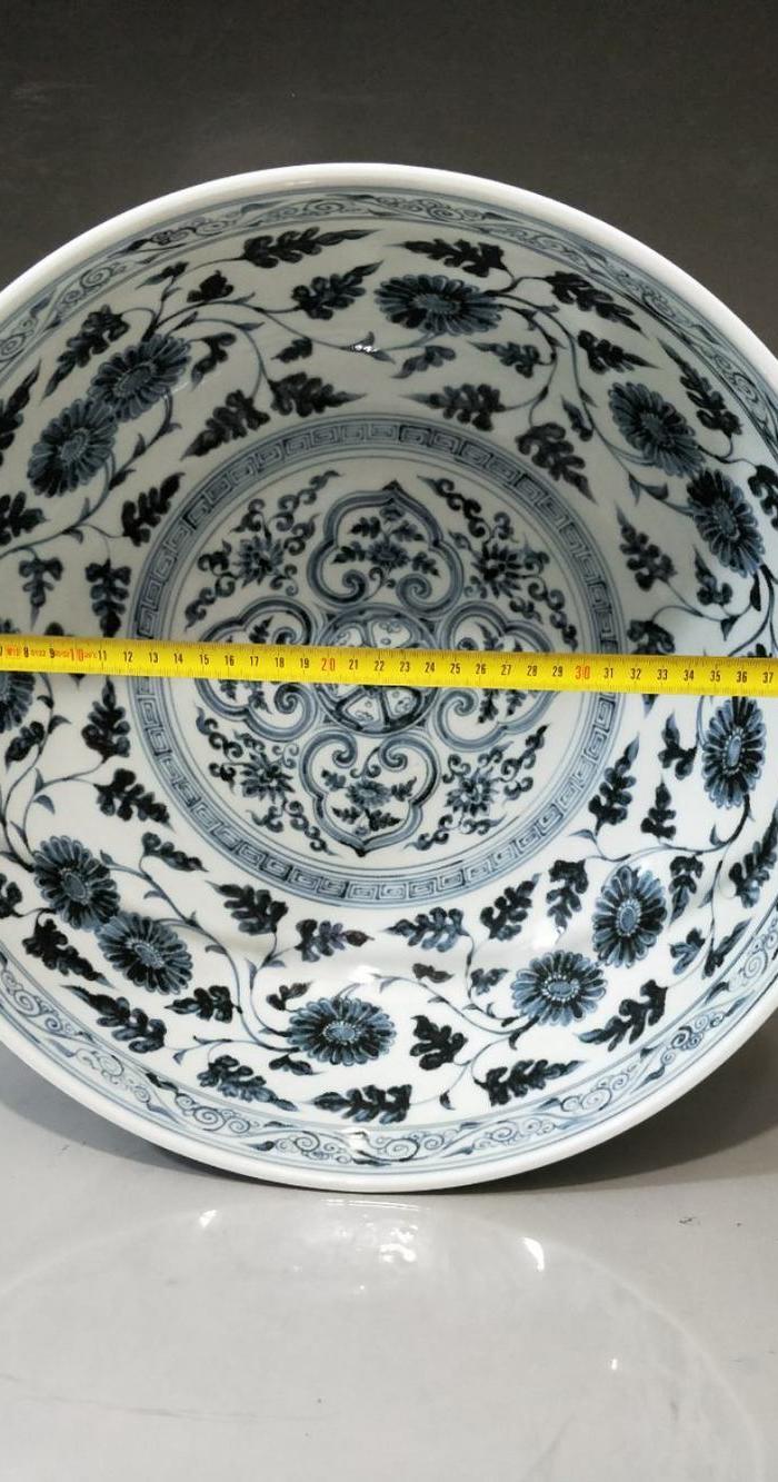 明洪武青花缠枝莲大碗