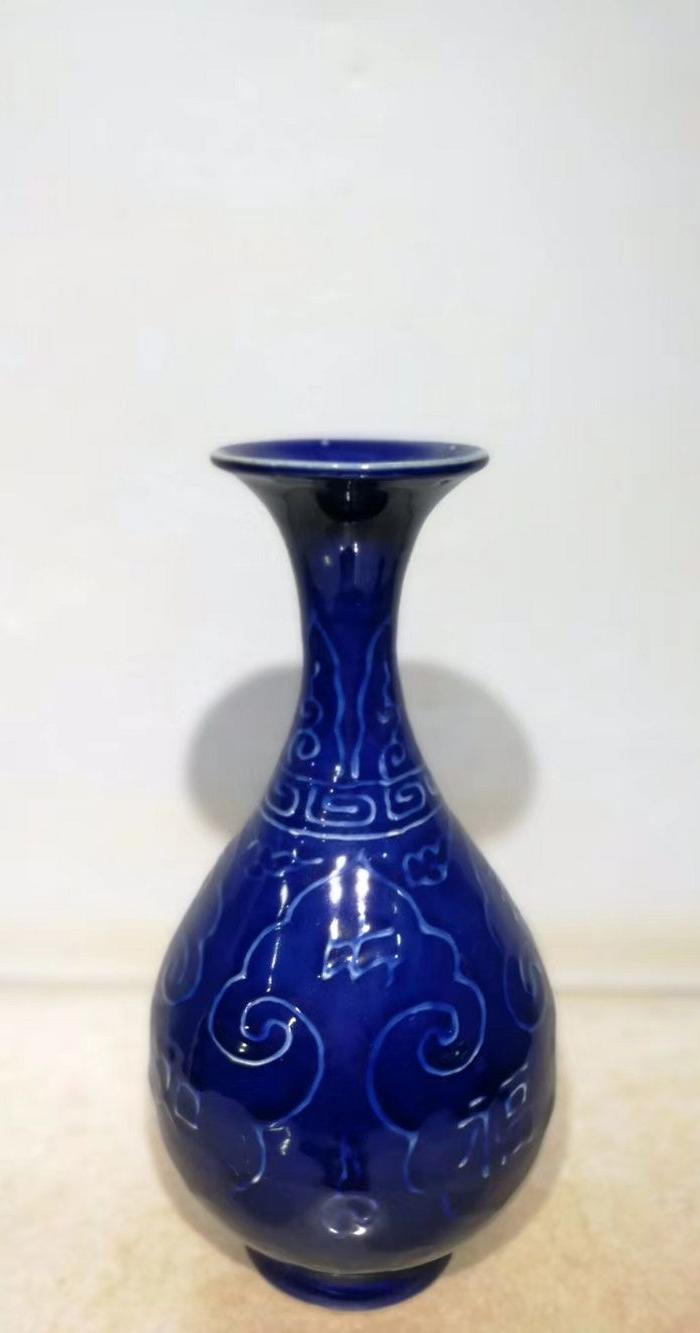 霁蓝釉如意纹玉壶春一对