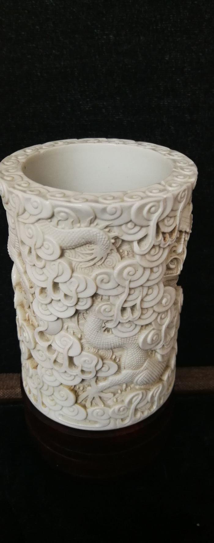 王炳荣 深雕云龙纹瓷笔筒