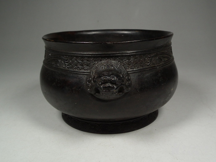 华夏古玩城 铜器 民俗类 > 老黄铜满黑漆古双兽面扶手大圆铜炉