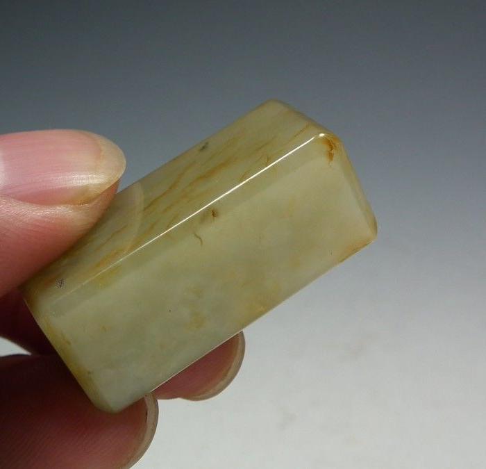 老和田青白玉带沁通天孔方形玉勒子