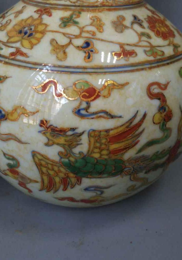 少见的明代成化五彩嵌金丝龙凤纹瓷天球瓶