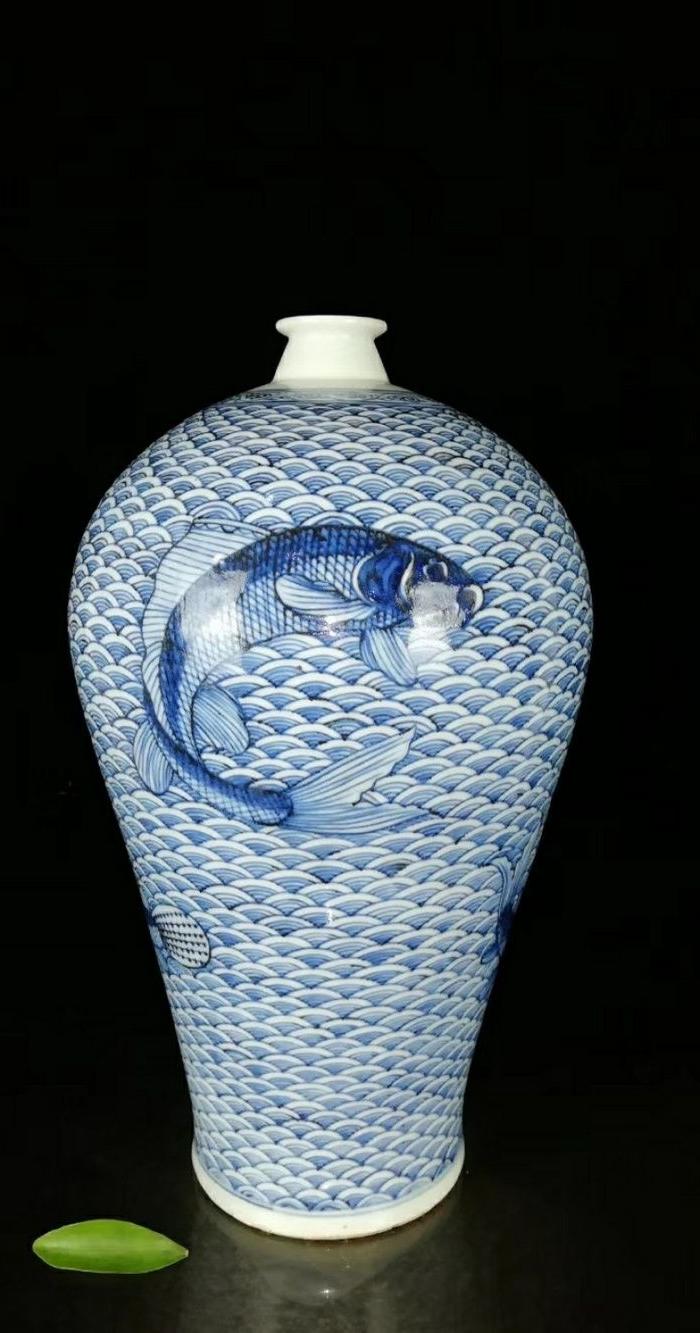 元青花海水鱼纹梅瓶
