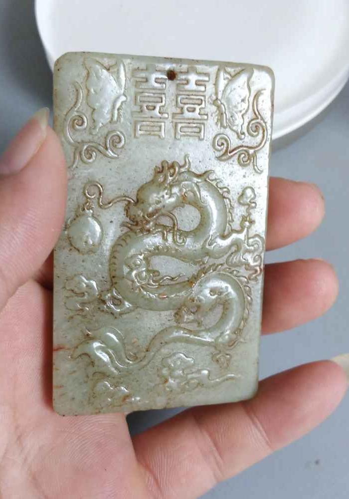 传世雕工精致的老和田玉龙牌子