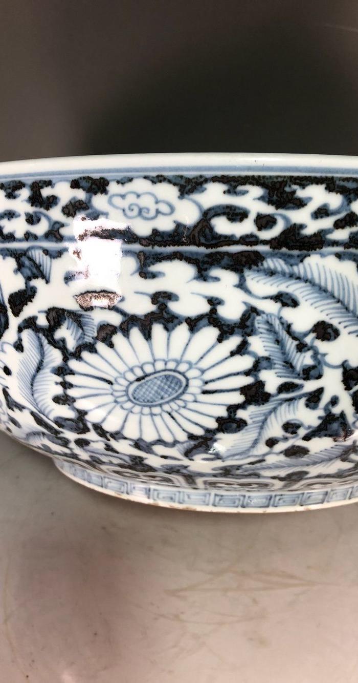 明代洪武青花留白缠枝花卉大碗