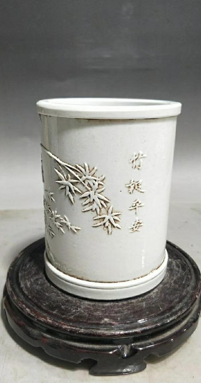 民国王炳荣浮雕竹报平安笔筒