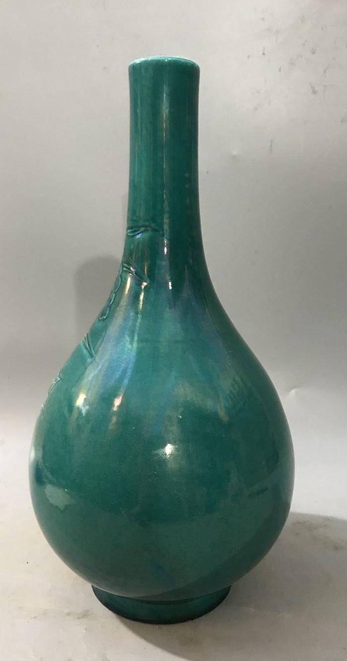 清乾隆孔雀绿釉荷花白鹭纹胆瓶