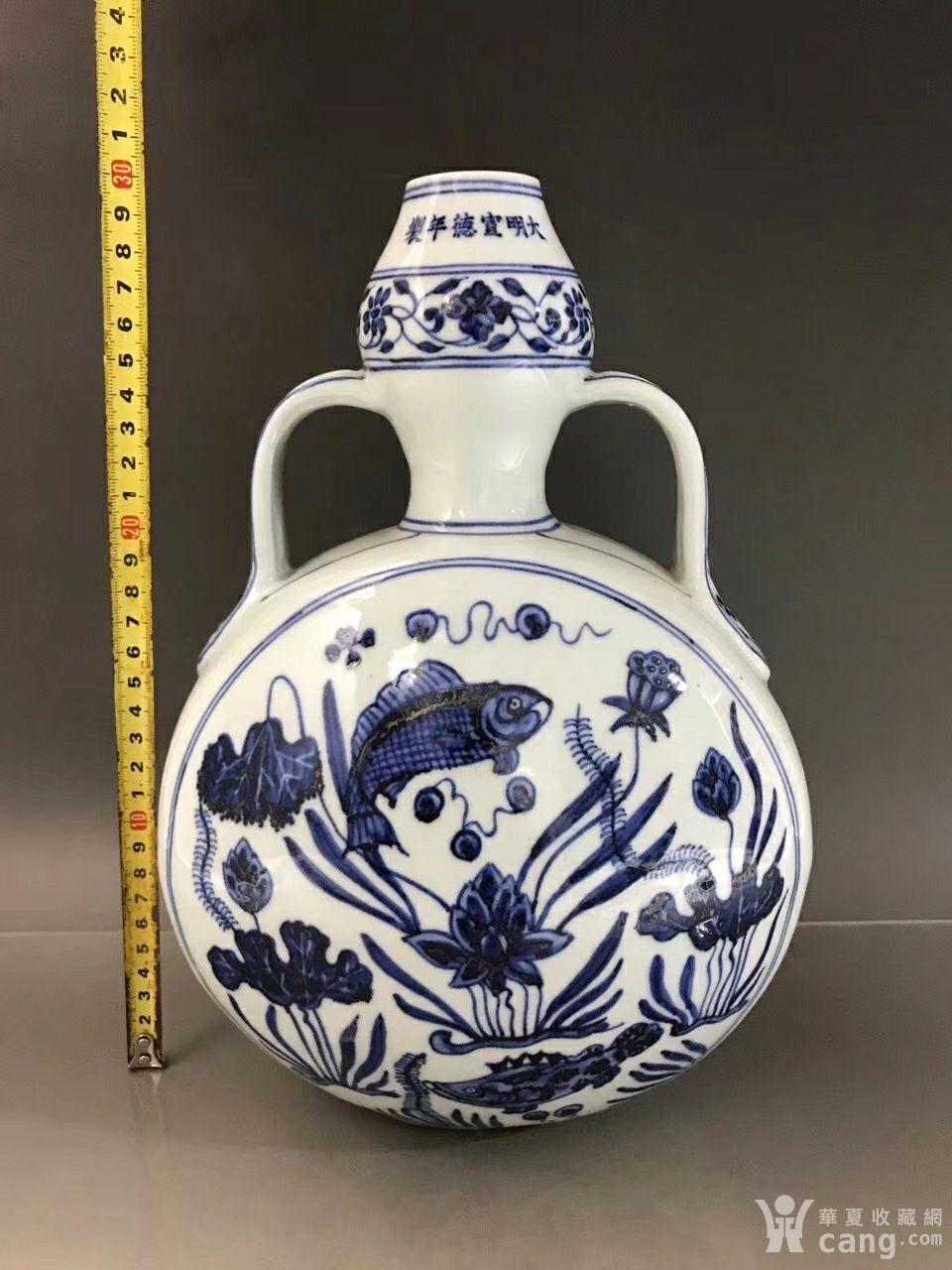 明宣德青花鱼藻纹抱月瓶