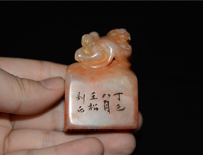 清代王松款雕螭龙钮寿山石老印章