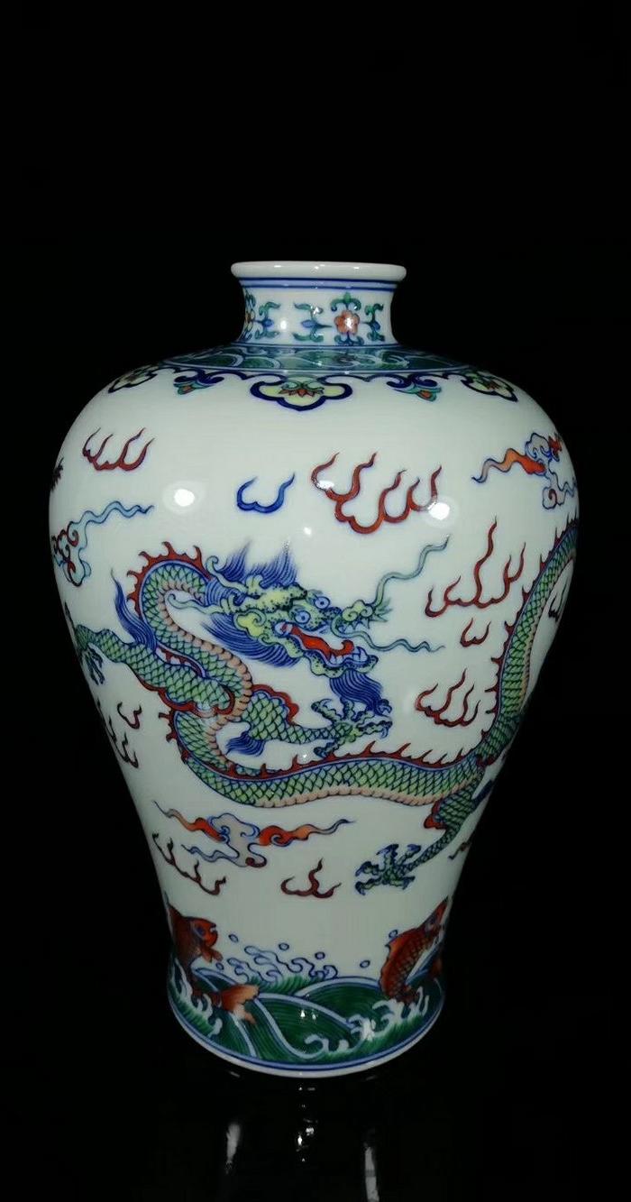 清雍正年斗彩龙纹梅瓶