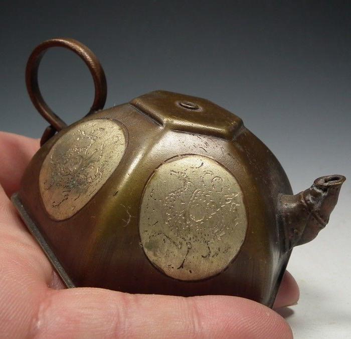 清代老黄铜六瓣荣宝斋竹节嘴文房水滴