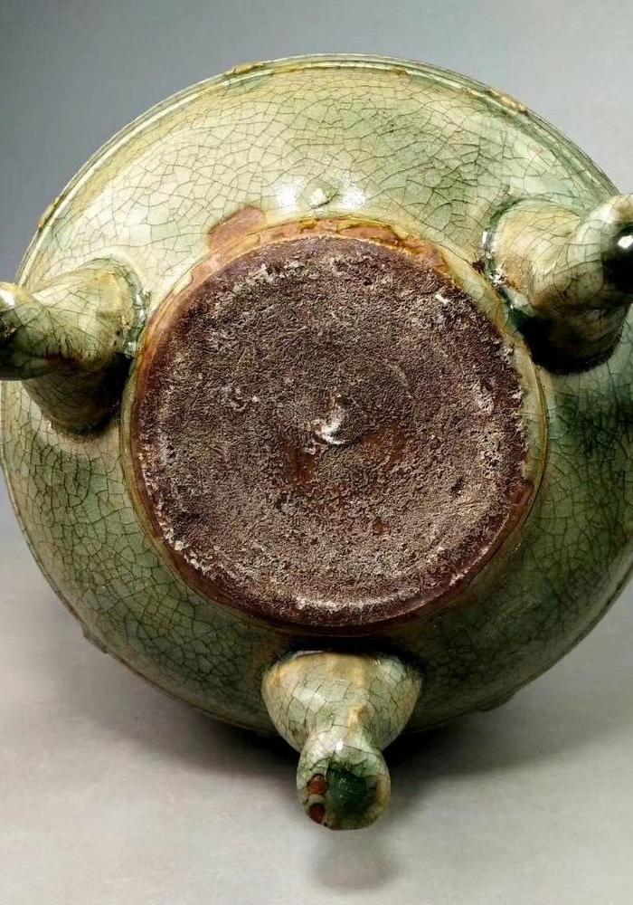 耀州窑小开片暗饰刻瓷兽首贯耳三足香炉