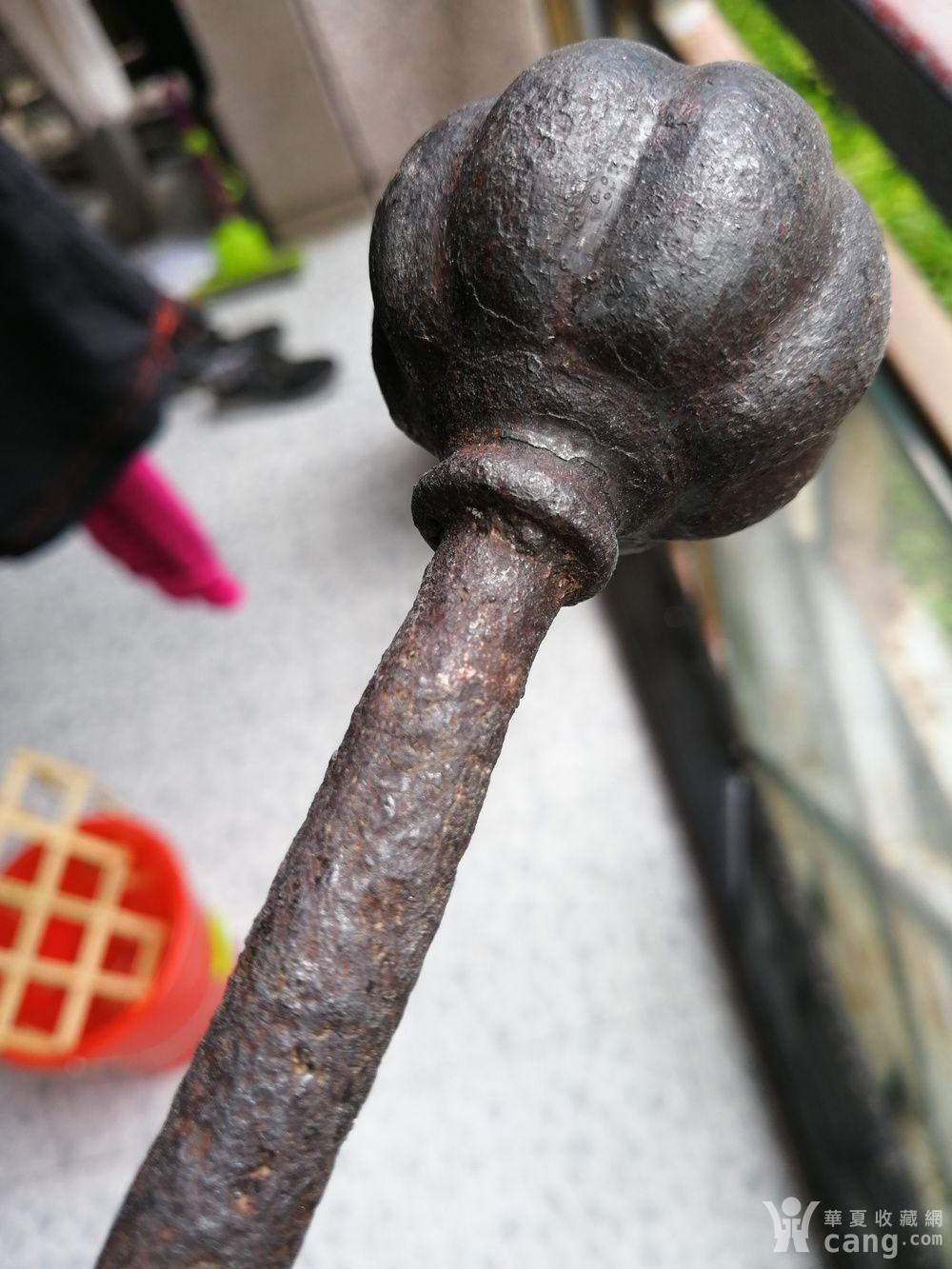 明代铁制兽吞鎏铜立瓜战锤