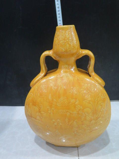 大明黄釉描花鱼抱月瓶