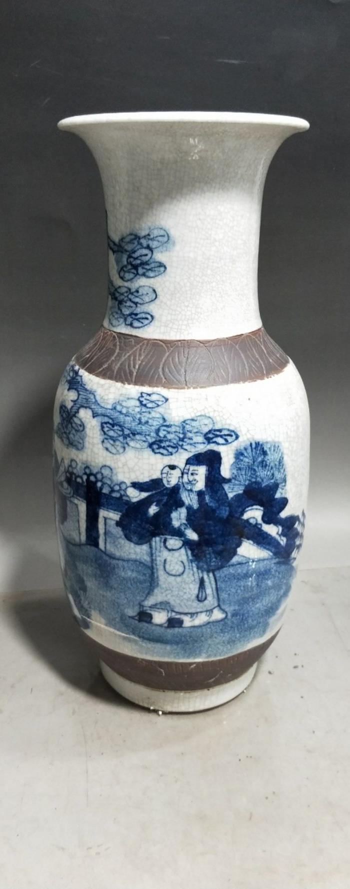 明代青花人物故事开片瓶