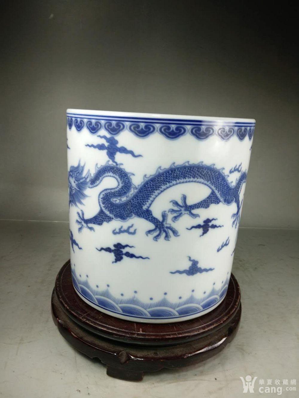 清代青花双龙戏珠笔筒