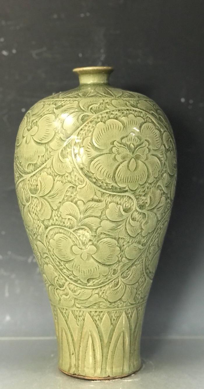 宋耀州窑雕刻佛光普照梅瓶