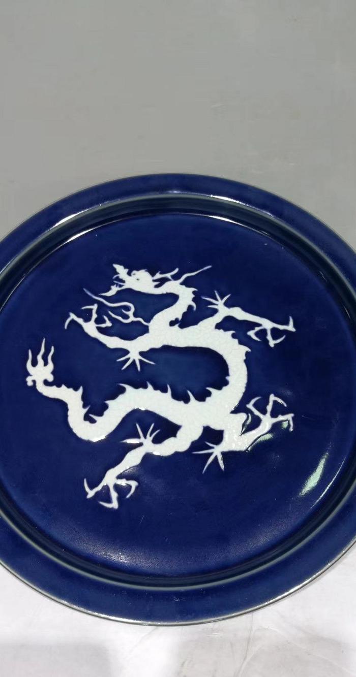 霁蓝釉白龙纹盘子