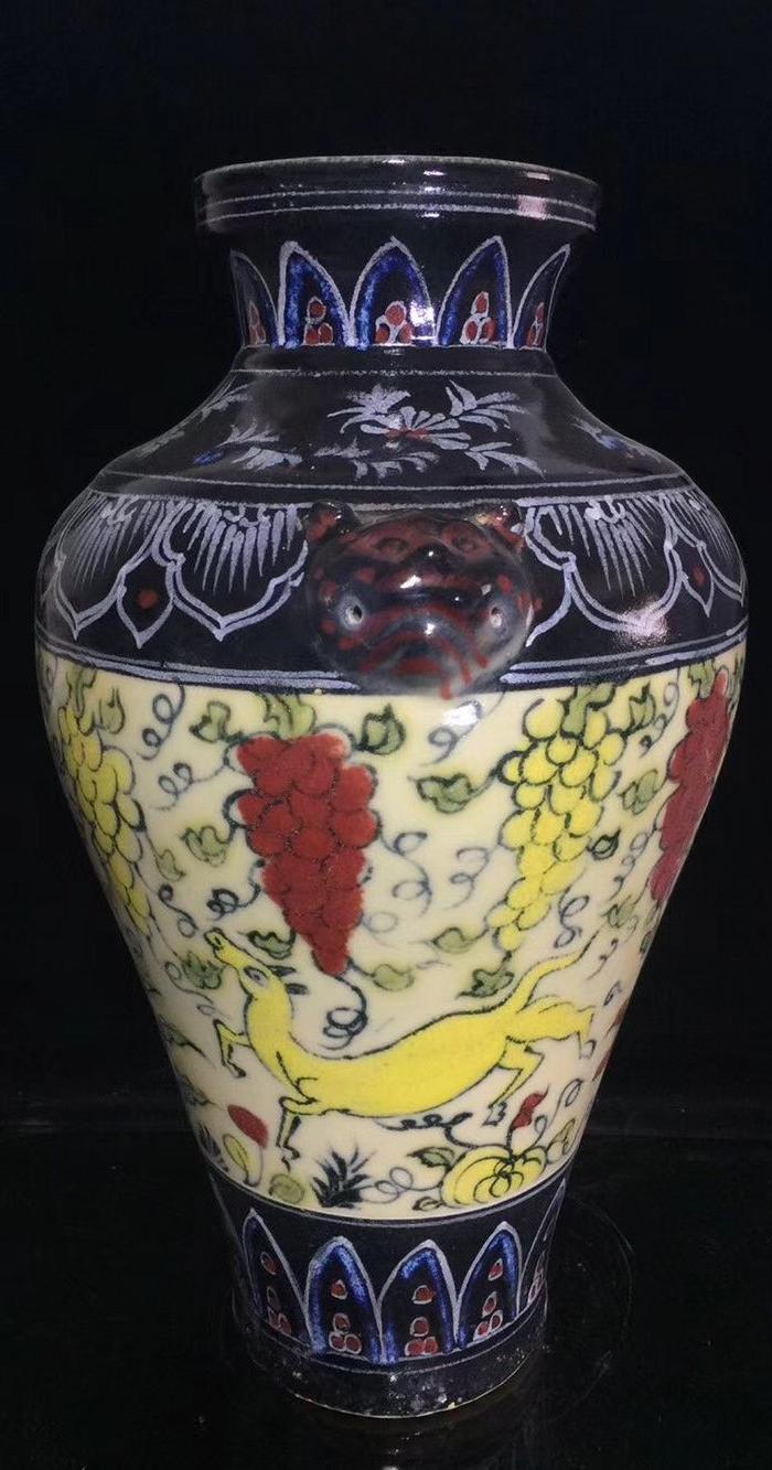 年代:宋代 艺术类别:五彩 表现形式:瓶 品相:全品 内容:瑞兽 品牌