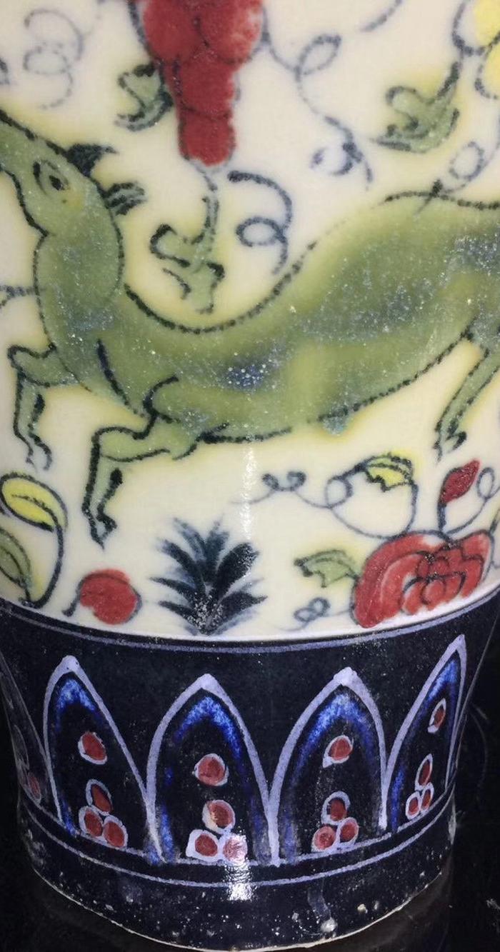 年代:宋代 艺术类别:五彩 表现形式:瓶 品相:全品 内容:瑞兽 品牌