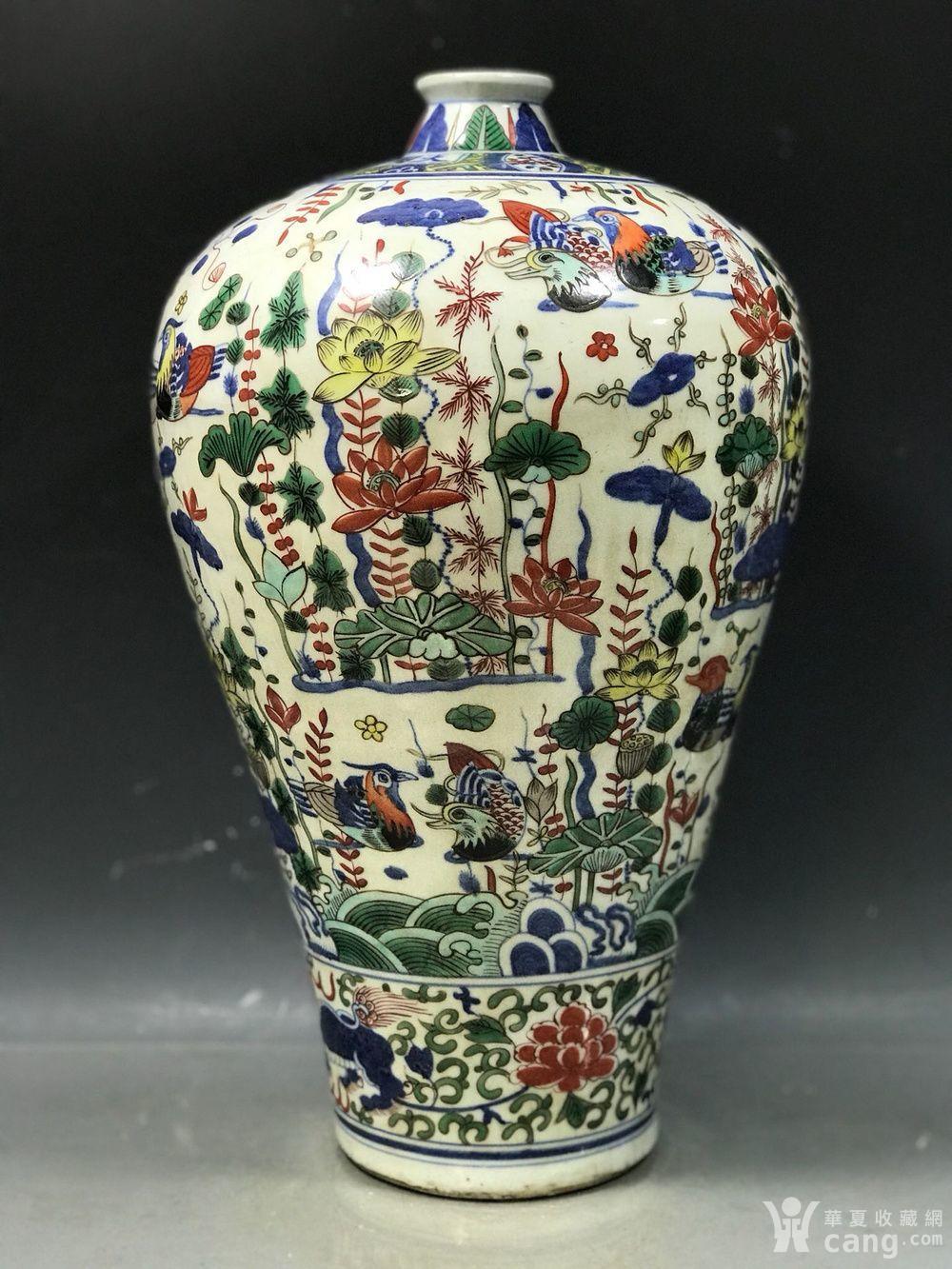 明嘉靖五彩鸳鸯戏莲梅瓶一对