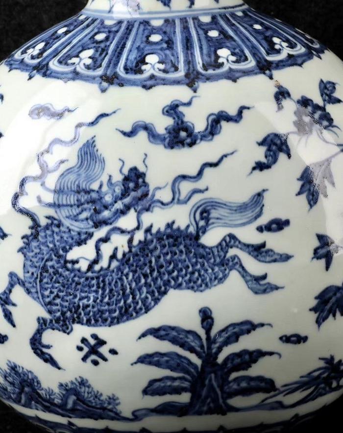 青花麒麟纹扁瓶