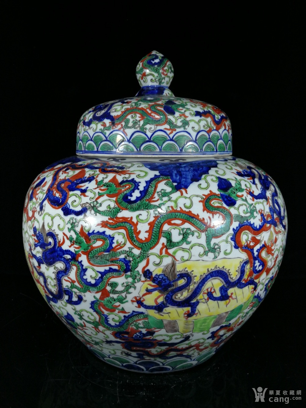 明嘉靖年五彩百龙纹盖罐