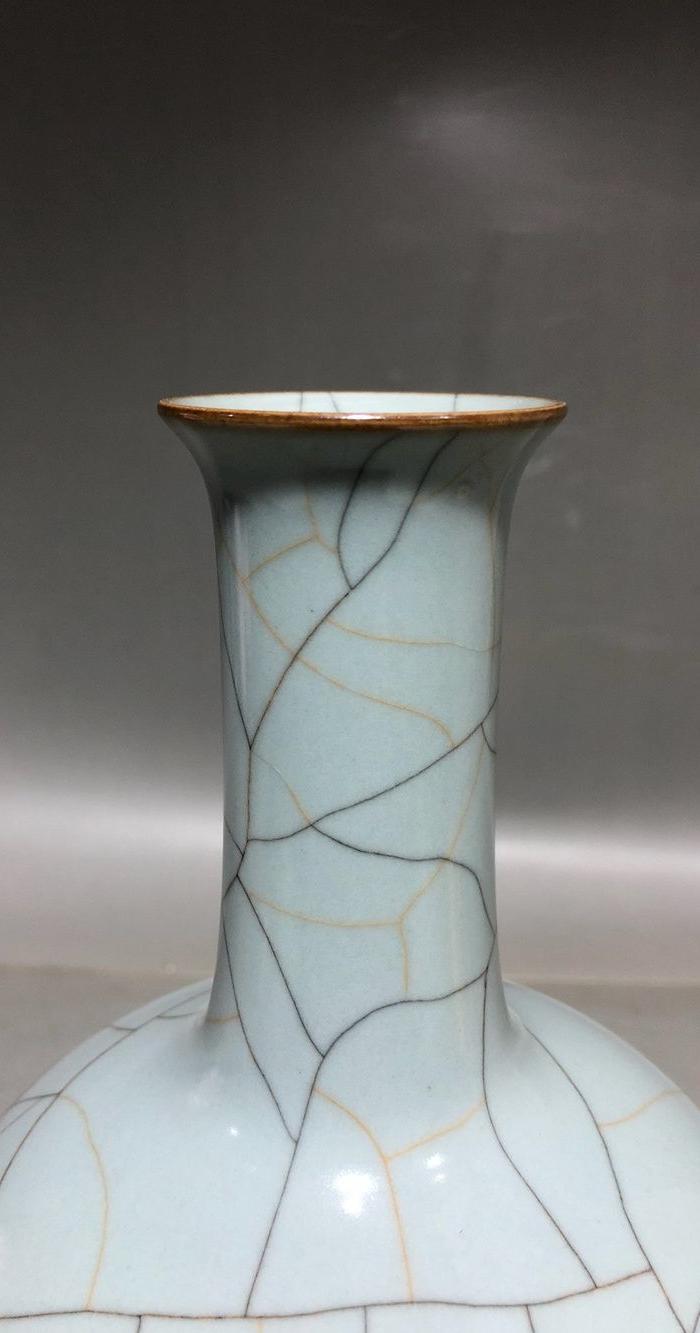 song代豆青釉哥窑开片赏瓶