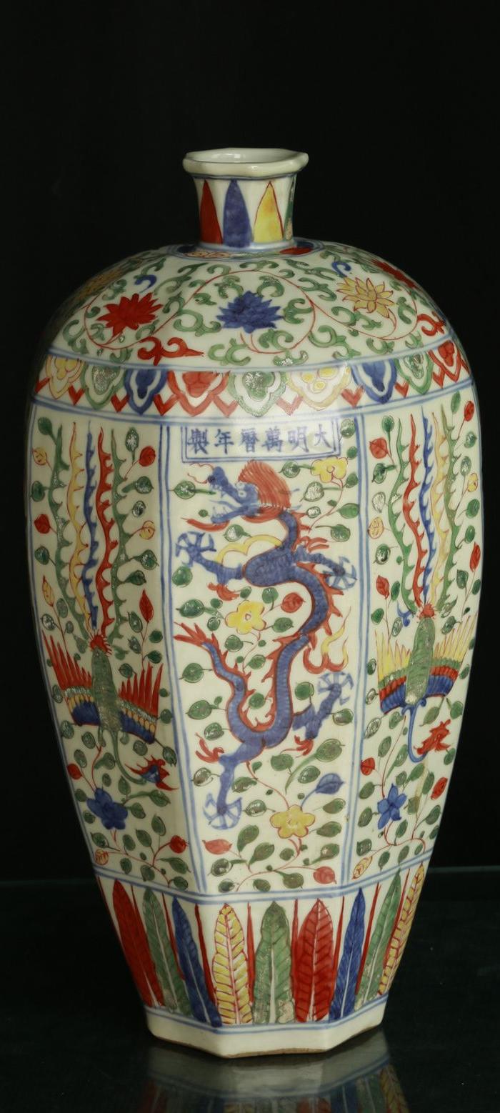 明万历 青花粉彩龙凤纹八棱梅瓶