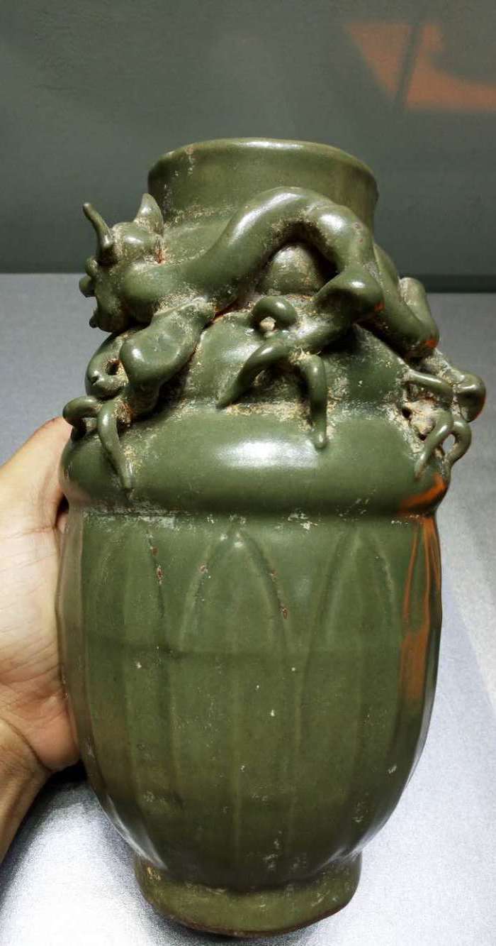 南宋浙江龙泉窑龙纹瓶