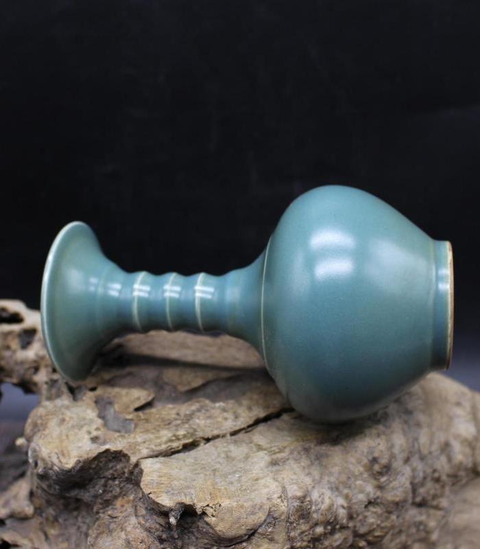 单色无光釉长颈竹节赏瓶