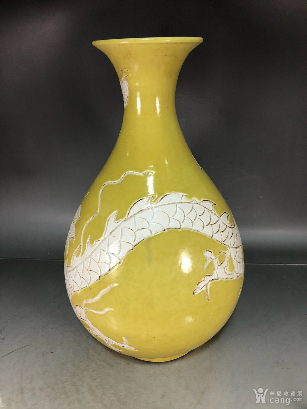 元代黄釉留白雕刻龙纹玉壶春瓶