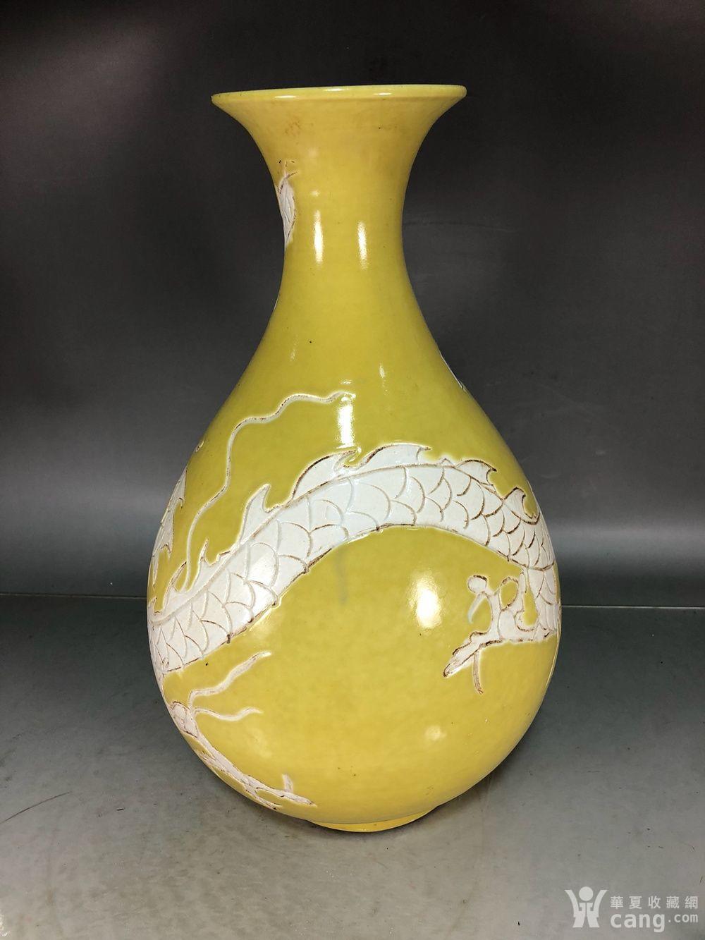 元代黄釉留白雕刻龙纹玉壶春瓶
