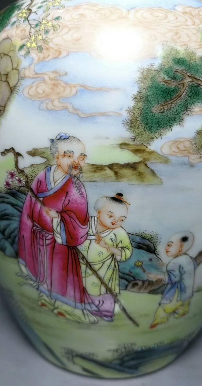 雍正 粉彩人物长颈瓶