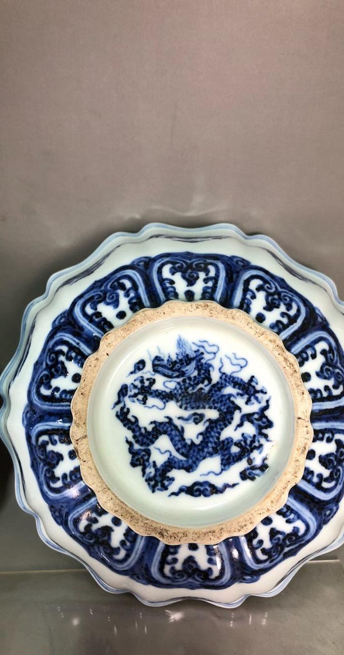 明代青花团龙瓜棱碗一对