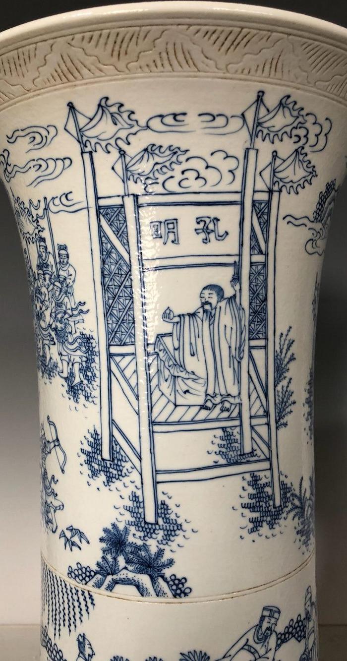 明崇祯青花淡描人物故事纹花觚