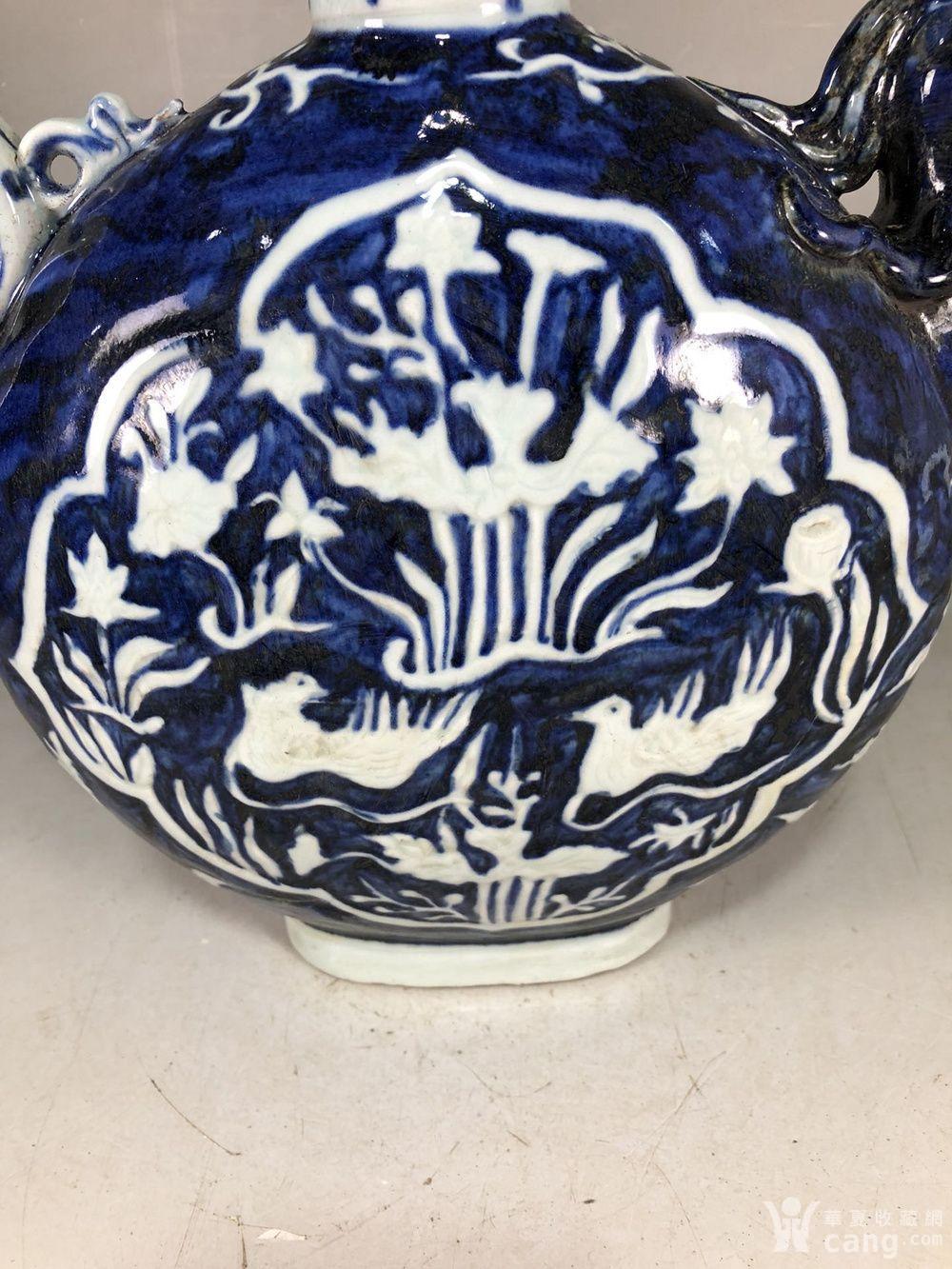 元代青花留白雕刻鸳鸯戏水凤头扁壶