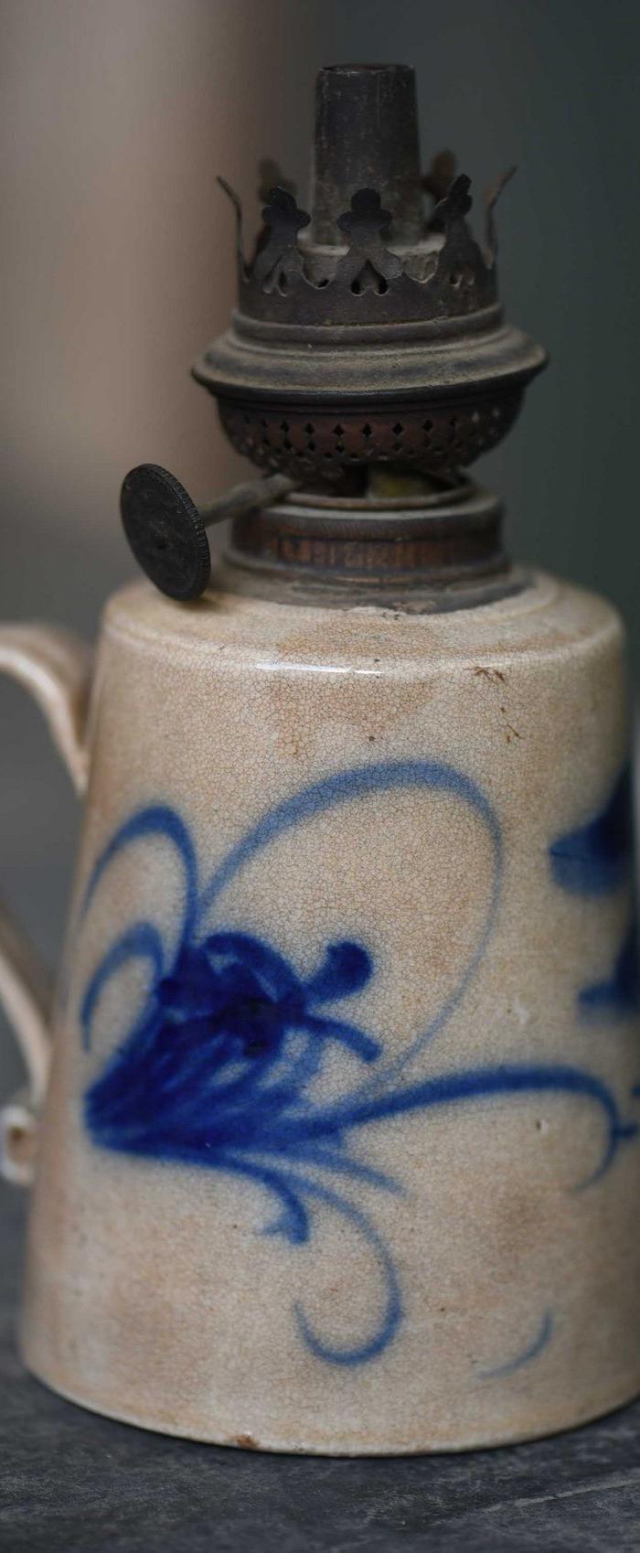 青花煤油灯