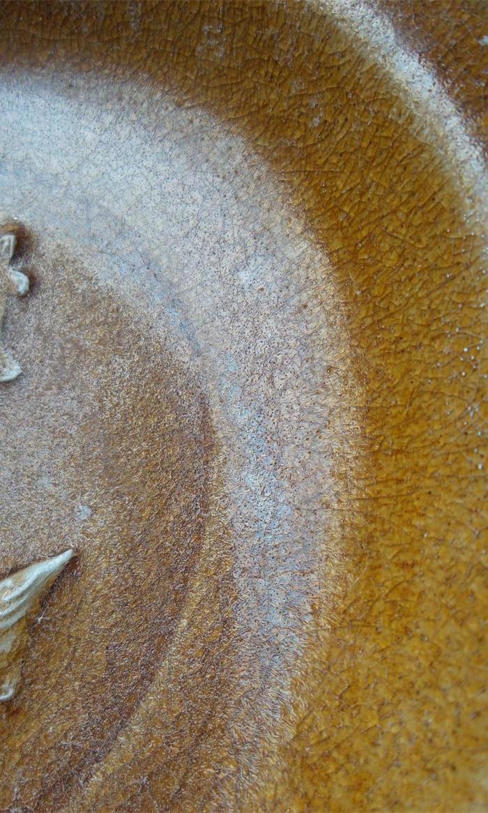 宋龙泉窑黄釉模印三鱼莲纹盘