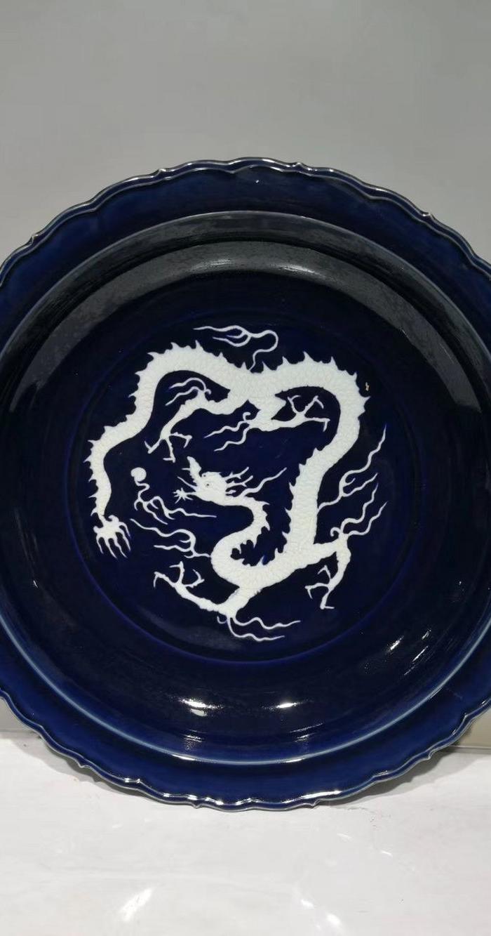霁蓝釉白龙纹盘
