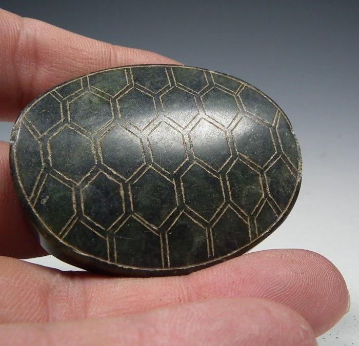 老和田碧玉刻龟背纹通天孔椭圆形大把件