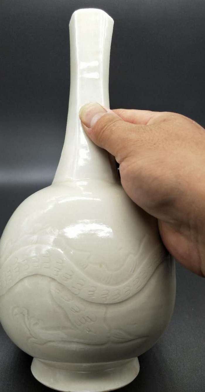定窑龙纹蒜头瓶