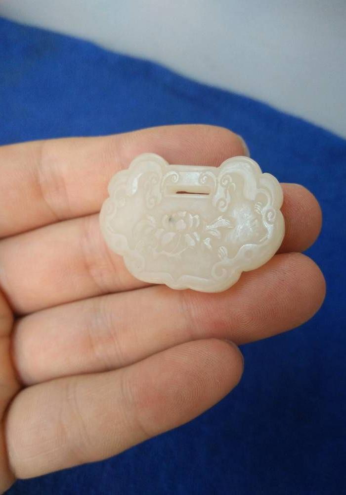 少见的清代老和田玉富贵如意长命锁