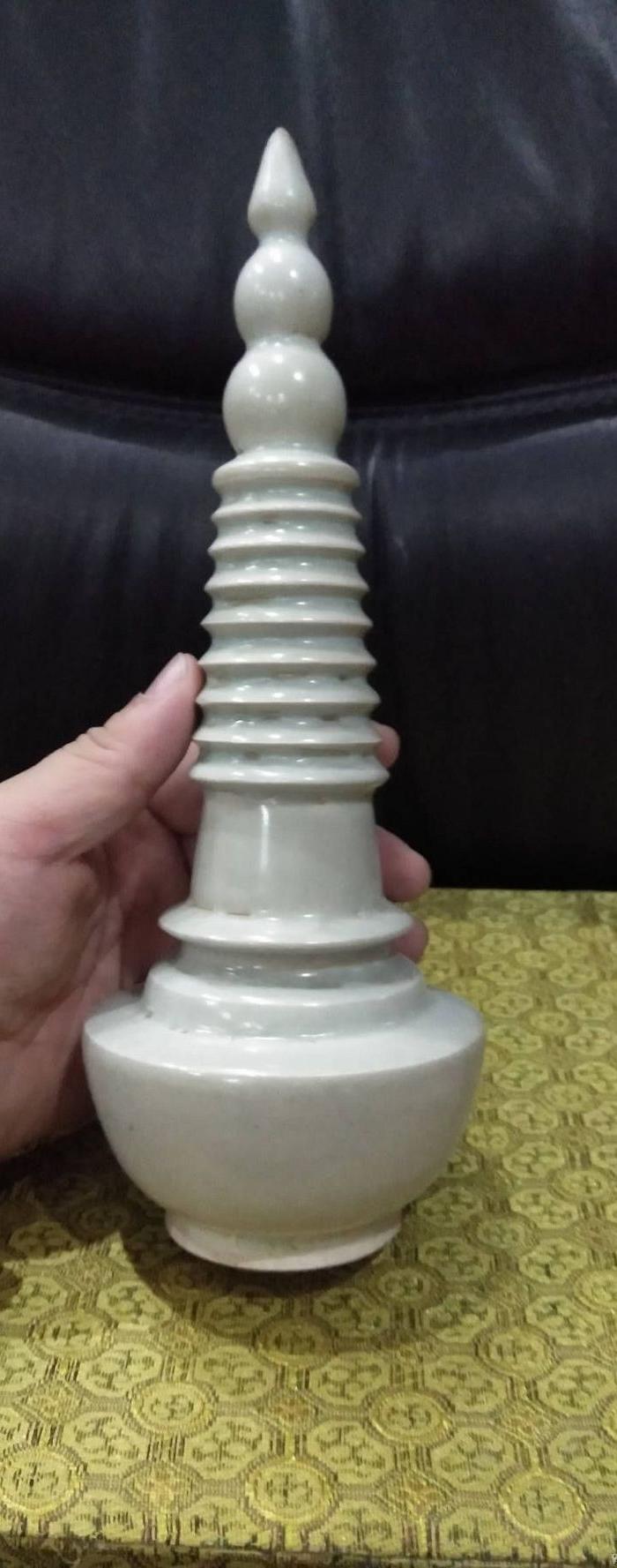 青白釉旋纹塔式瓶