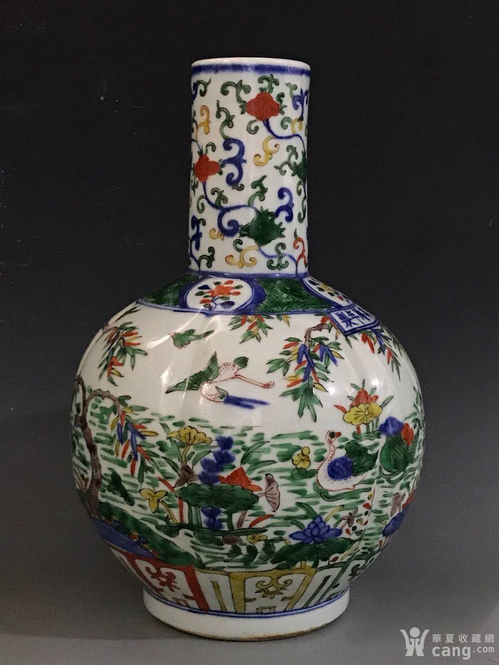 明万历五彩鸳鸯戏莲纹天球瓶