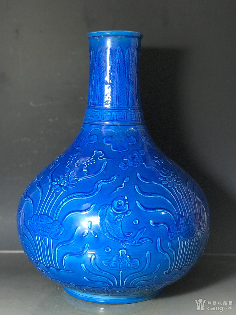 仿古工艺品 杂项 明永乐宝石蓝釉雕刻鱼藻纹天球瓶