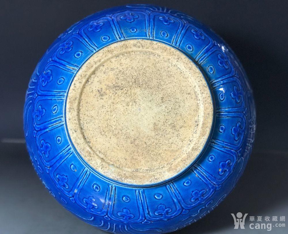 明永乐宝石蓝釉雕刻鱼藻纹天球瓶