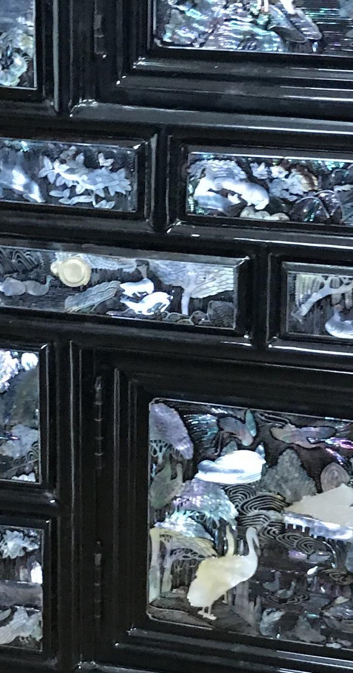 大漆嵌贝壳大柜